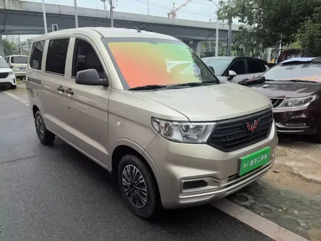 Wuling Hongguang V — Фото автомобиля 3