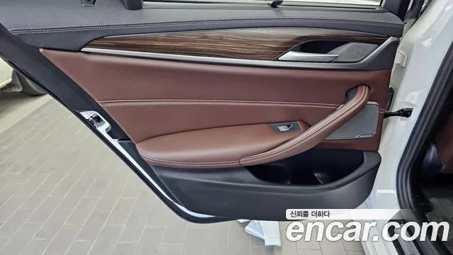 BMW 5-Series — Фото автомобиля 25