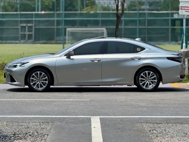 Lexus ES — Фото автомобиля 3