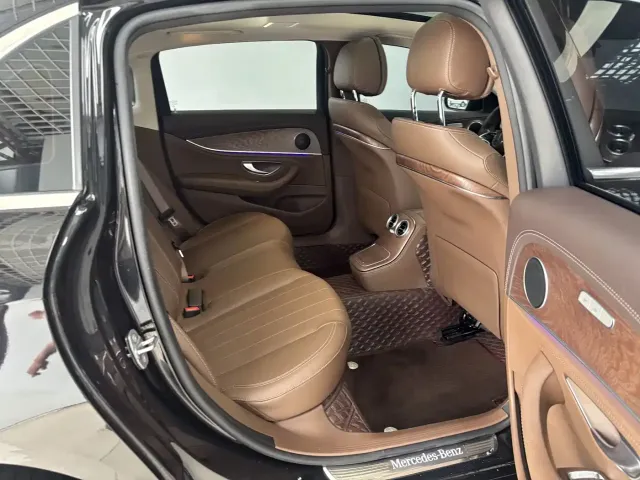 Mercedes-Benz E-Class — Фото автомобиля 24