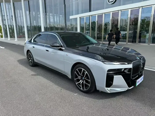 BMW i7 — Фото автомобиля 2