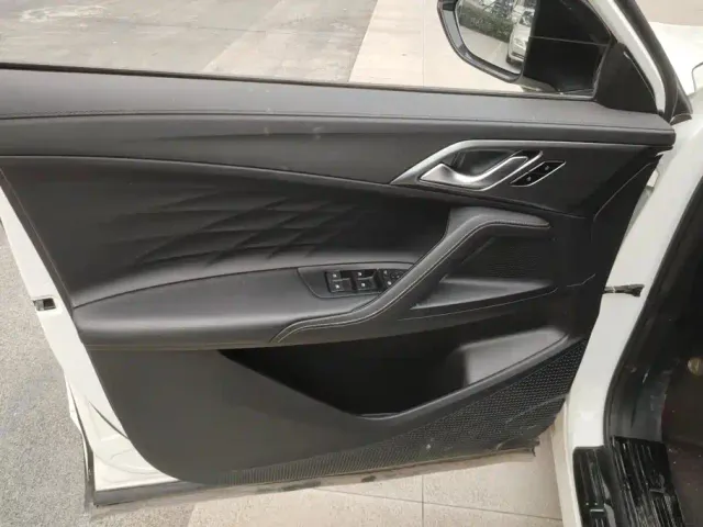 Roewe RX5 — Фото автомобиля 7