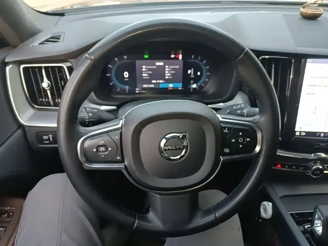 Volvo XC60 — Фото автомобиля 10