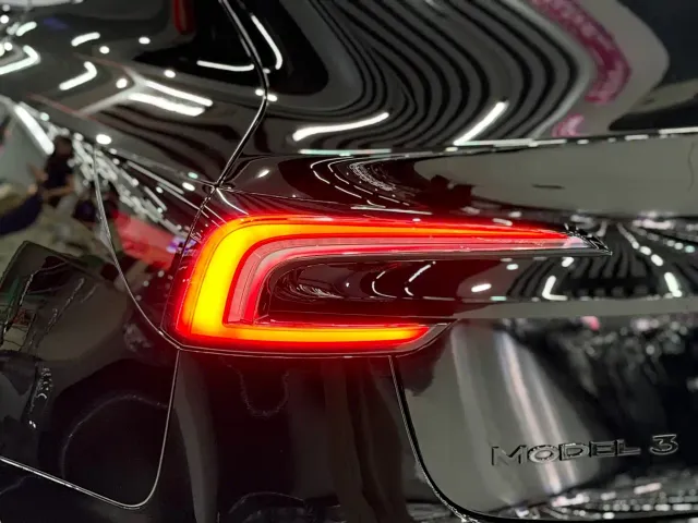 Tesla Model 3 — Фото автомобиля 17