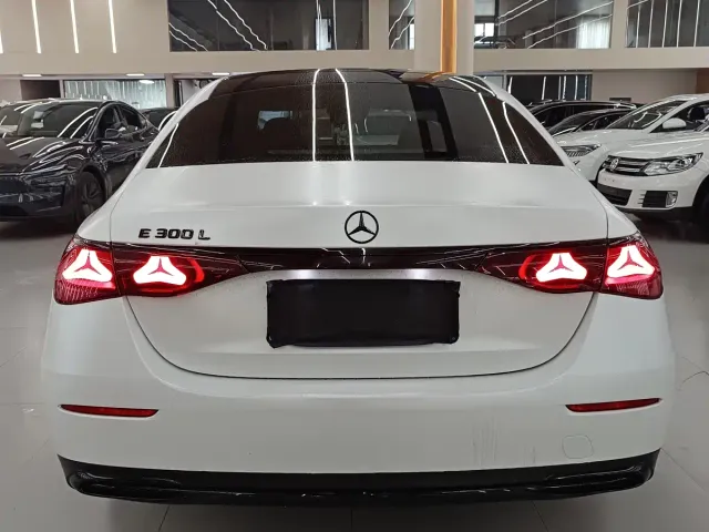 Mercedes-Benz E-Class — Фото автомобиля 4