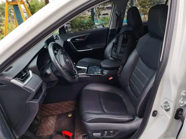 Toyota RAV4 — Фото автомобиля 14