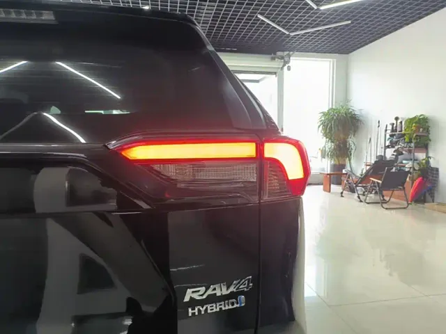 Toyota RAV4 — Фото автомобиля 7