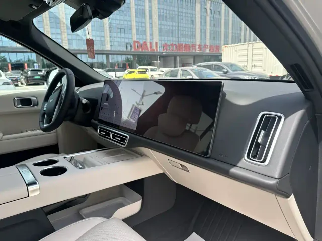 Li Auto L8 — Фото автомобиля 7
