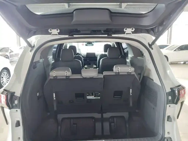 Toyota Toyota Sienna 2023 2.5L Hybrid Luxury Edition — Фото автомобиля 18
