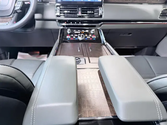 Lincoln Navigator — Фото автомобиля 11