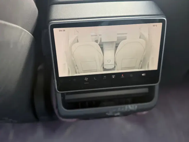 Tesla Model 3 — Фото автомобиля 20