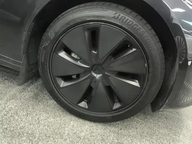 Tesla Model 3 — Фото автомобиля 6