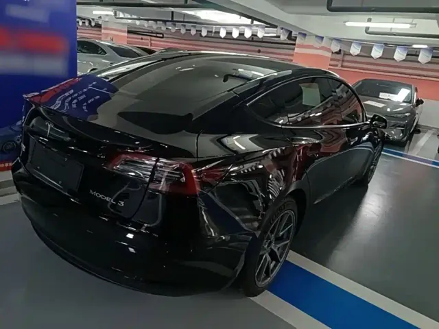 Tesla Model 3 — Фото автомобиля 6