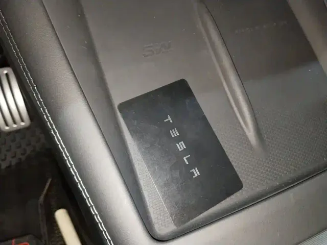 Tesla Model 3 — Фото автомобиля 16