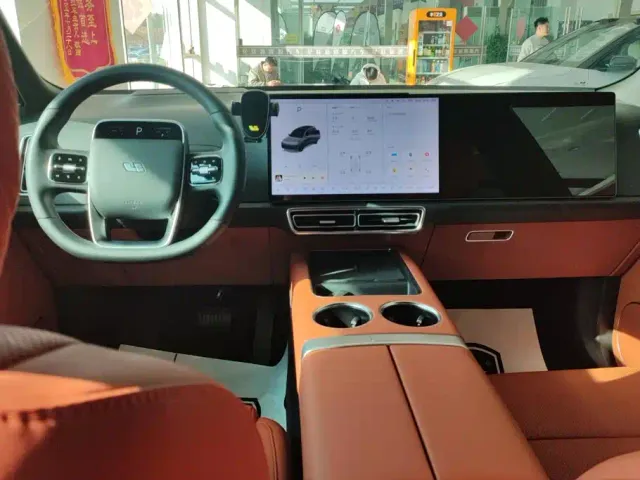 Li Auto L8 — Фото автомобиля 13
