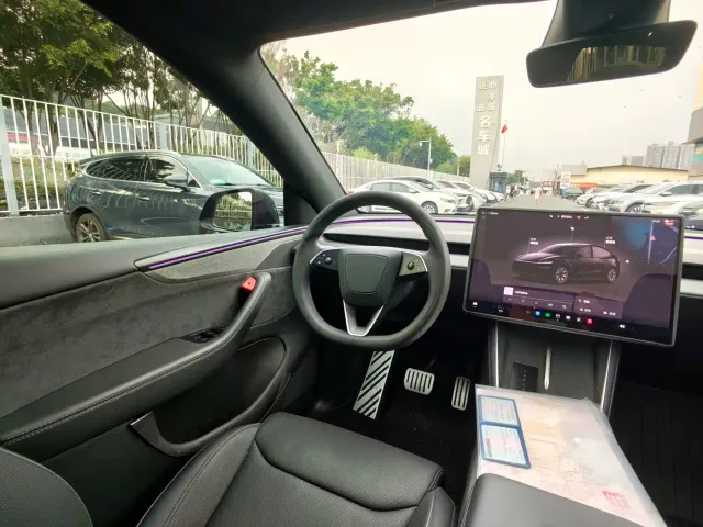 Tesla Model Y L — Фото автомобиля 16
