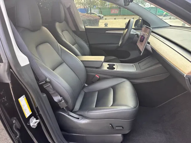 Tesla Model Y — Фото автомобиля 16