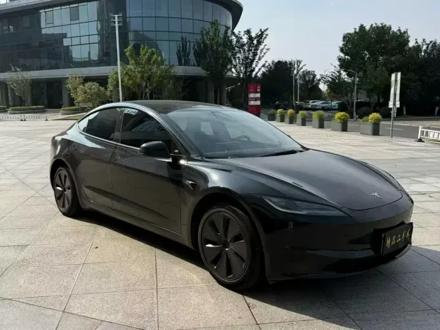 Tesla Model 3 — Фото автомобиля 3
