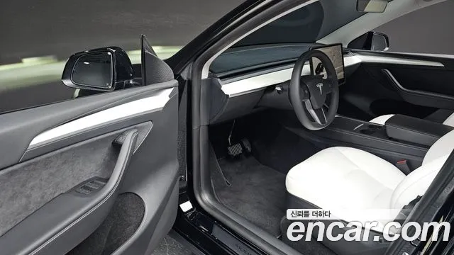 Tesla Model Y — Фото автомобиля 15