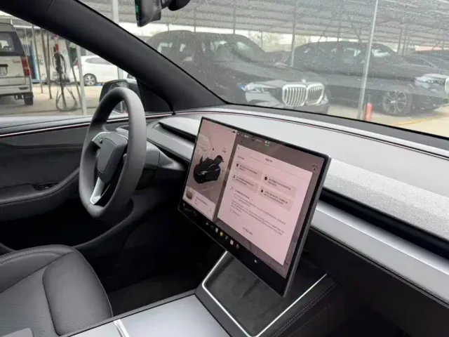 Tesla Model Y — Фото автомобиля 14