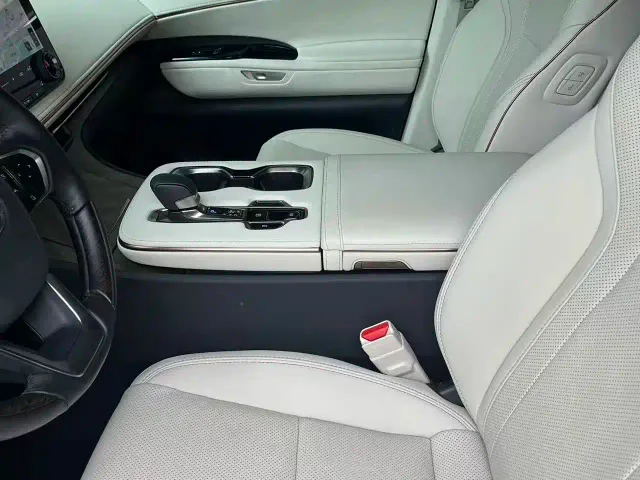 Lexus LM — Фото автомобиля 6