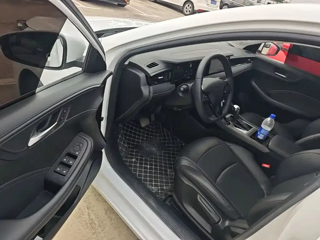 Roewe Roewe i5 2023 1.5L CVT Honor Edition — Фото автомобиля 15