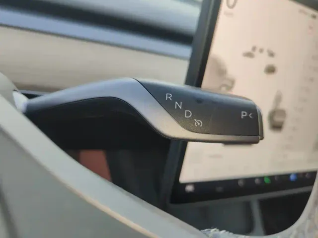 Tesla Model Y — Фото автомобиля 10