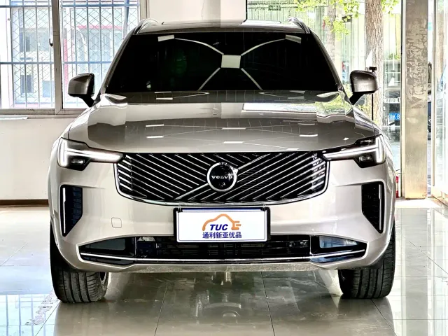 Volvo XC90 — Фото автомобиля 2