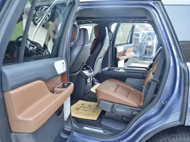 Lincoln Navigator — Фото автомобиля 4