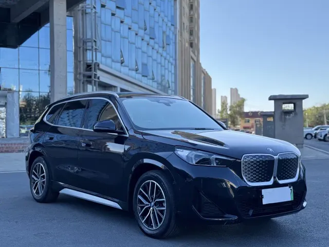 BMW iX1 — Фото автомобиля 3