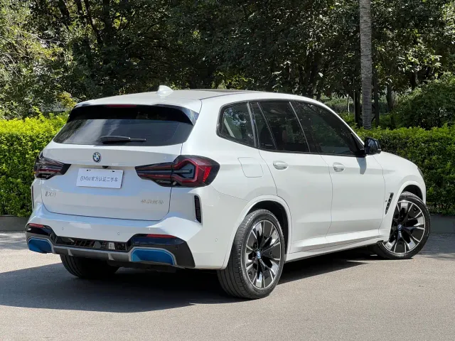 BMW iX3 — Фото автомобиля 12