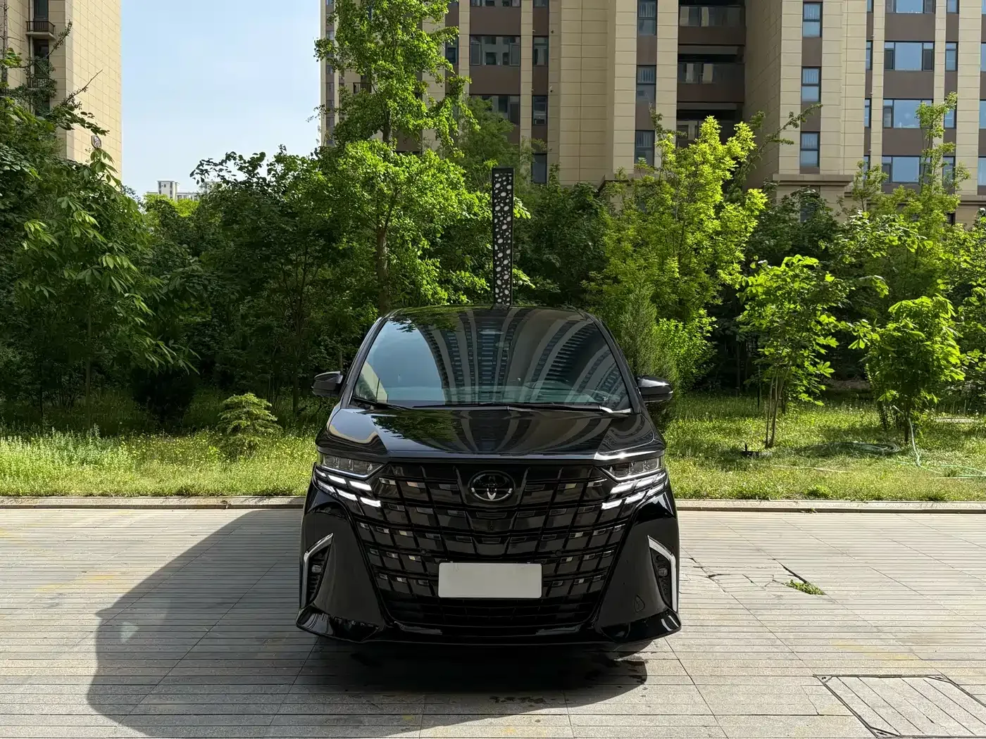 Toyota Alphard 2024 Hybrid 2.5L Ultimate Enjoyment Edition — Фото автомобиля 4