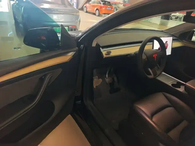 Tesla Model Y — Фото автомобиля 11