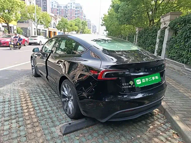 Tesla Model 3 — Фото автомобиля 4