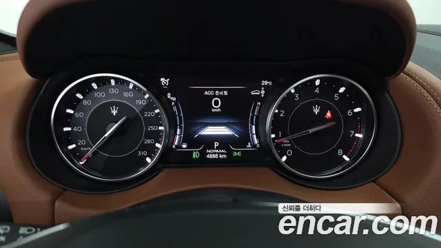 Maserati Levante — Фото автомобиля 8