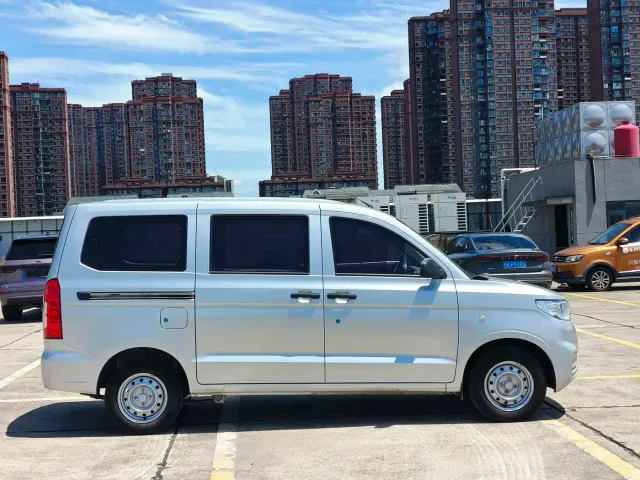 Wuling Hongguang V — Фото автомобиля 8