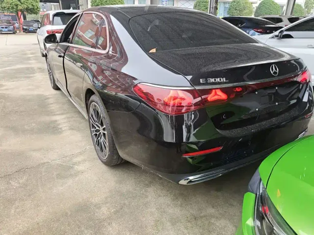 Mercedes-Benz E-Class — Фото автомобиля 4