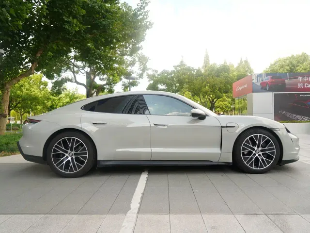Porsche Taycan — Фото автомобиля 18