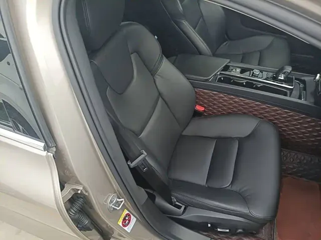 Volvo S60 — Фото автомобиля 24