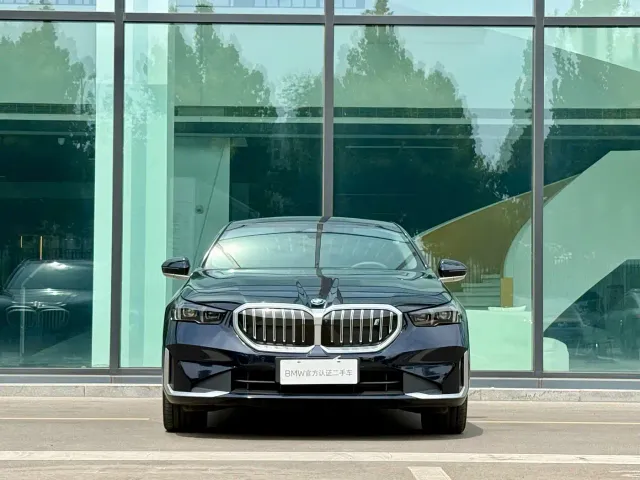 BMW i5 — Фото автомобиля 2