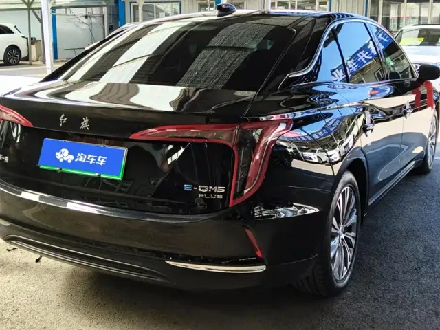 Hongqi E-QM5 — Фото автомобиля 3