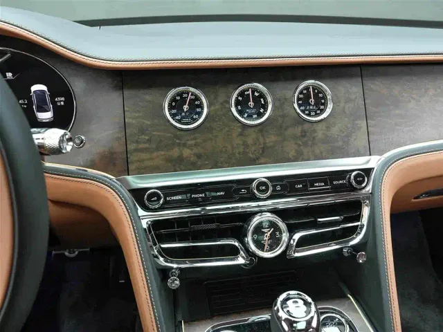 Bentley Flying Spur — Фото автомобиля 10
