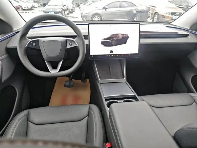 Tesla Model Y — Фото автомобиля 9