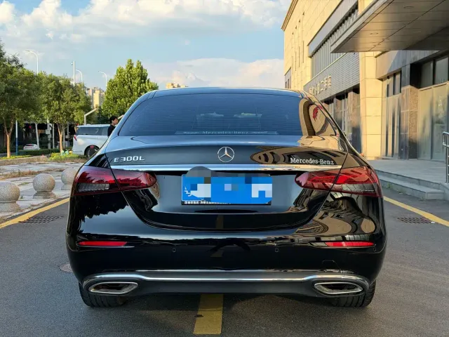 Mercedes-Benz E-Class — Фото автомобиля 5