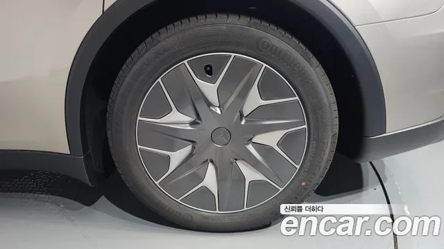 Tesla Model Y — Фото автомобиля 6