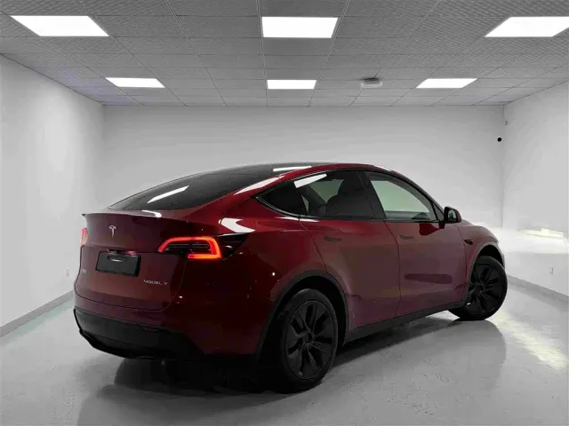 Tesla Model Y — Фото автомобиля 18