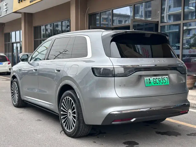 Aito M8 — Фото автомобиля 5