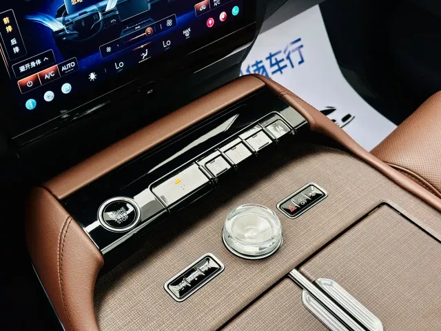 Lincoln Navigator — Фото автомобиля 10