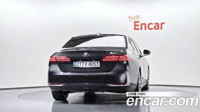 BMW 5-Series — Фото автомобиля 4