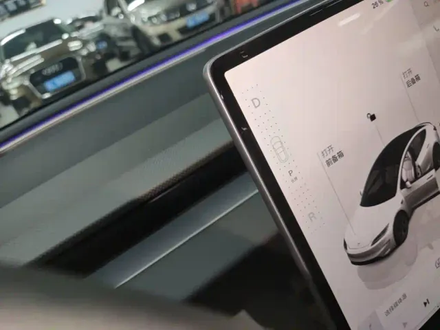 Tesla Model 3 — Фото автомобиля 13